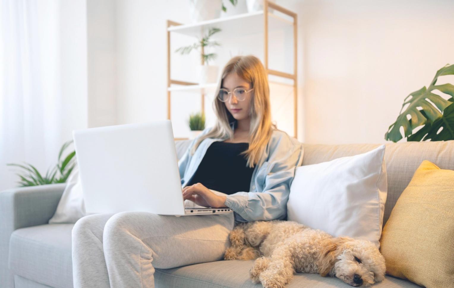Graphiques et tableaux financiers illustrant les résultats du programme